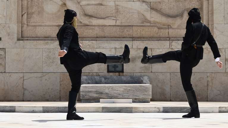 Οι Εύζωνες φόρεσαν την παραδοσιακή ποντιακή ενδυμασία για να τιμήσουν την Γενοκτονία των Ποντίων [εικόνες]