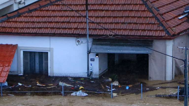 Κακοκαιρία Daniel: Εντοπίστηκαν ζωντανοί οι δύο Αυστριακοί που αγνοούνταν - Αναφορές για τρεις αγνοούμενους