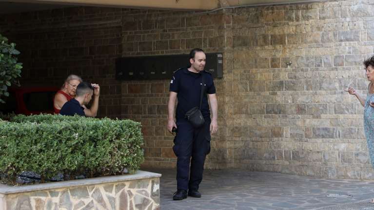 Αιφνίδιοι οι θάνατοι των ηλικιωμένων στην Κυψέλη: Γυμνός ο 91χρονος, με το νυχτικό και τα χρυσαφικά της η 90χρονη