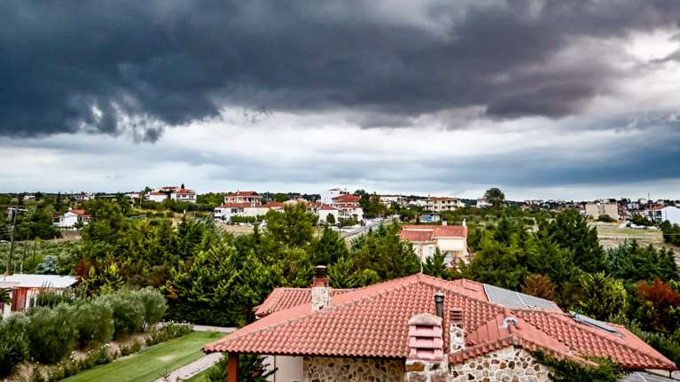 Αλλιώτικο καλοκαίρι με καταιγίδες, βροχές και πτώση της θερμοκρασίας - Ποιες περιοχές θα πλήξει σήμερα η κακοκαιρία