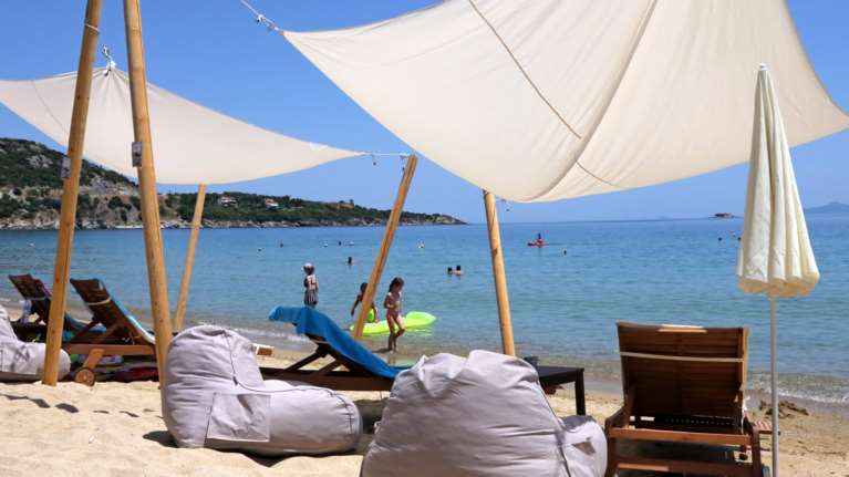 Πανικός στην Καβάλα: Πυροβολισμοί σε beach bar - Τρεις τραυματίες