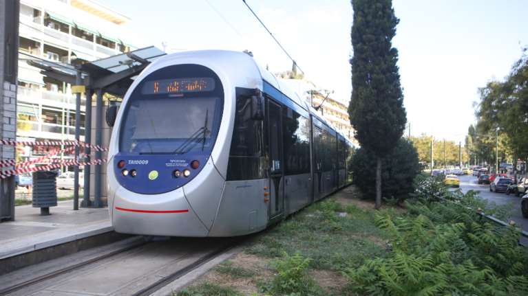 Άνδρας έπεσε στις γραμμές του Τραμ στη στάση Συγγρού Φιξ - Εξετάζεται το σενάριο απόπειρας αυτοκτονίας