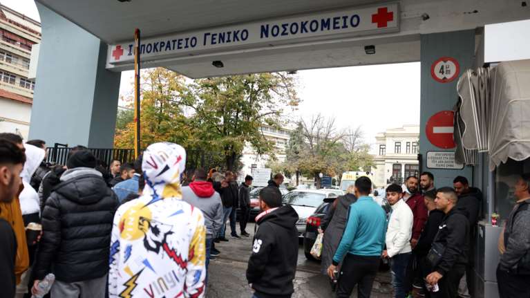 Διασωληνωμένος και σε σοβαρή κατάσταση ο 16χρονος Ρομά - Έκκληση από το Ιπποκράτειο να σταματήσουν τα επεισόδια