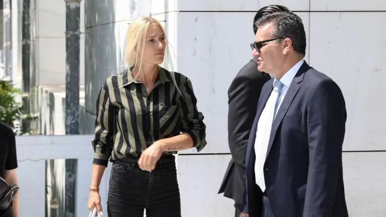 Η Βικτώρια Καρύδα στα δικαστήρια: Αρχισε η δίκη για τη δολοφονία του συζύγου της [εικόνες]