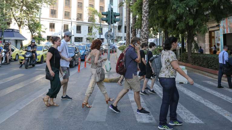 Ποιοι και γιατί δεν θα πληρώσουν φέτος καθόλου φόρο - Τα νέα μέτρα με αριθμούς και παραδείγματα