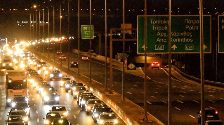 28η Οκτωβρίου: Απέραντο πάρκινγκ η Εθνική οδός - Μαρτύριο η επιστροφή - Γιατί κόλλησαν τα ΙΧ στη Λαμία [εικόνες - βίντεο]