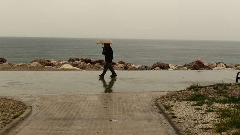 Καιρός: Κορυφώνεται αύριο η μεταφορά σκόνης, εκρηκτικό κοκτέιλ μαζί με τις λασποβροχές - Δείτε τους χάρτες του meteo