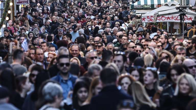 Ο ανοιξιάτικος καιρός και η ηλιοφάνεια βοήθησαν την αγορά - Πλήθος κόσμου στα καταστήματα