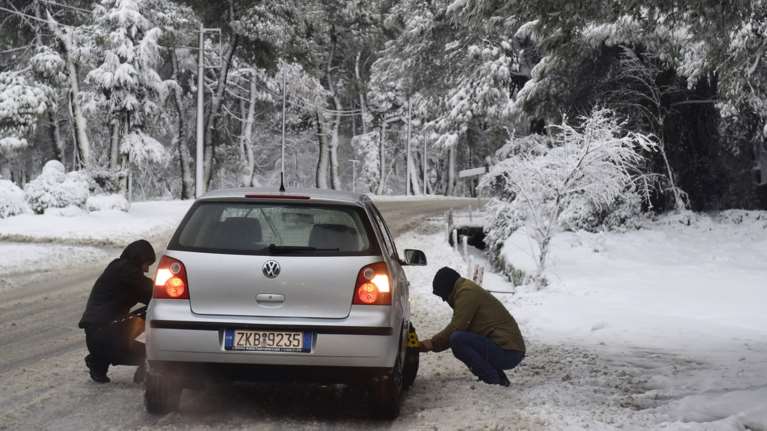 Σαρώνει η κακοκαιρία Barbara σε όλη την Ελλάδα: Μάχη για να κρατηθεί ανοιχτό το οδικό δίκτυο - Πού εντοπίζονται προβλήματα
