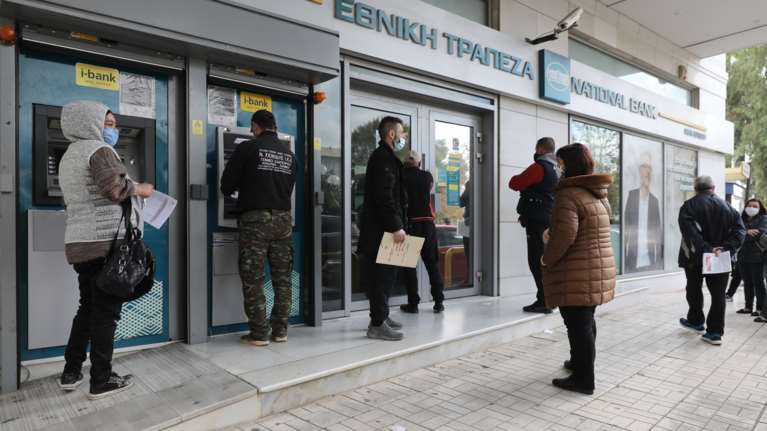 Αυτές είναι οι 12 προμήθειες τραπεζικών συναλλαγών που ζητάει να μπει "μαχαίρι" ο Σταϊκούρας