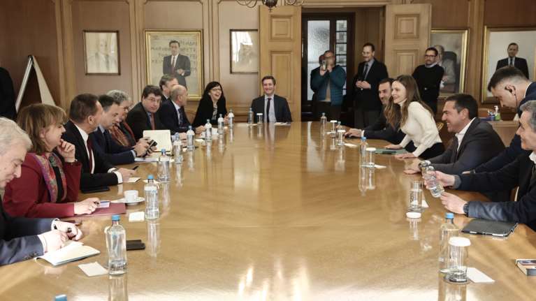 Η προσπάθεια Τσίπρα να σπάσει τον πάγο με τον Στουρνάρα - Ψάχνει &quot;θεσμική κανονικότητα&quot; ο ΣΥΡΙΖΑ