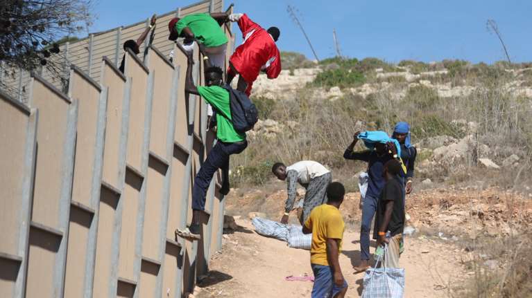 H πρόταση της Κομισιόν για το μεταναστευτικό: Αυστηρότερες ποινές στους διακινητές