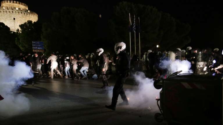 Θεσσαλονίκη: Επεισόδια με χημικά σε συγκέντρωση κατά του lockdown [Εικόνες-Βίντεο]