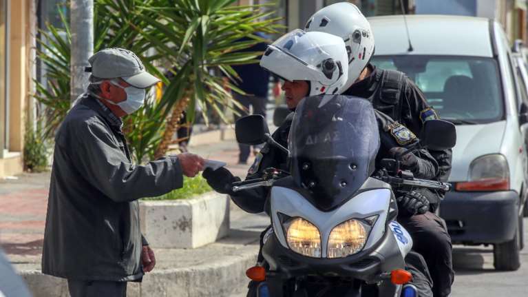 Απαγόρευση κυκλοφορίας: Έπεσαν τα τρία πρώτα πρόστιμα των 150 ευρώ