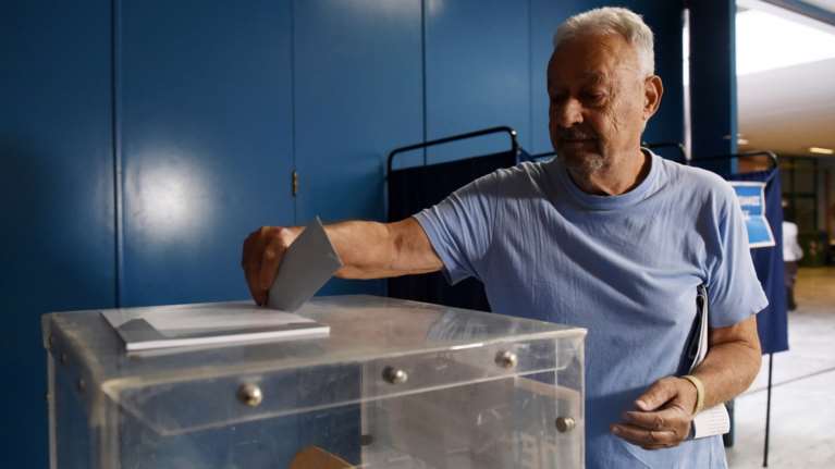 Δημοσκόπηση Alco: Τα πέντε κόμματα που δίνουν μάχη να περάσουν το 3% - Η προέλευση των αναποφάσιστων