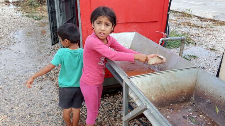 Λέσβος: Ο ΕΟΔΥ εμβολίασε τα προσφυγόπουλα στη Μόρια