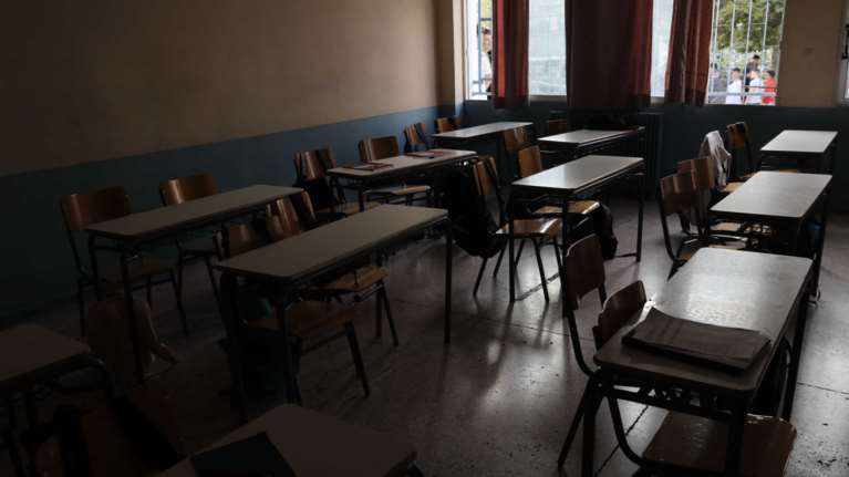 Βόλος: Μαθητής χαιρέτισε ναζιστικά σε εκδήλωση για το Ολοκαύτωμα - Φώναξε &quot;Χάιλ Χίτλερ&quot;