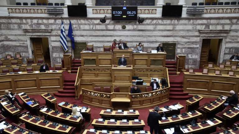 Πολυνομοσχέδιο: Τι προβλέπεται για τέλη κυκλοφορίας με τον μήνα - Παράταση στον μειωμένο ΦΠΑ