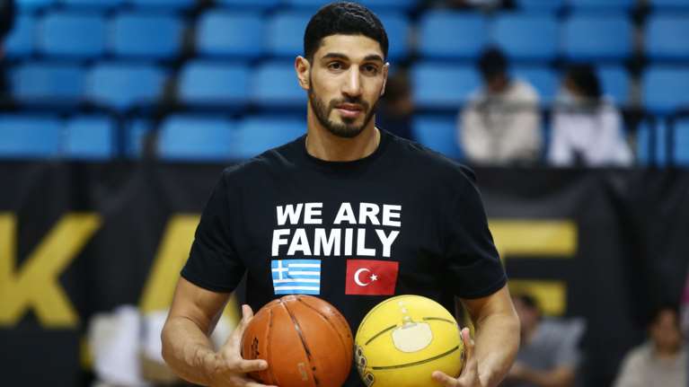 Ενές Καντέρ: &quot;Είμαστε οικογένεια&quot; - Το μπλουζάκι που φόρεσε για την ελληνοτουρκική φιλία [Εικόνες]