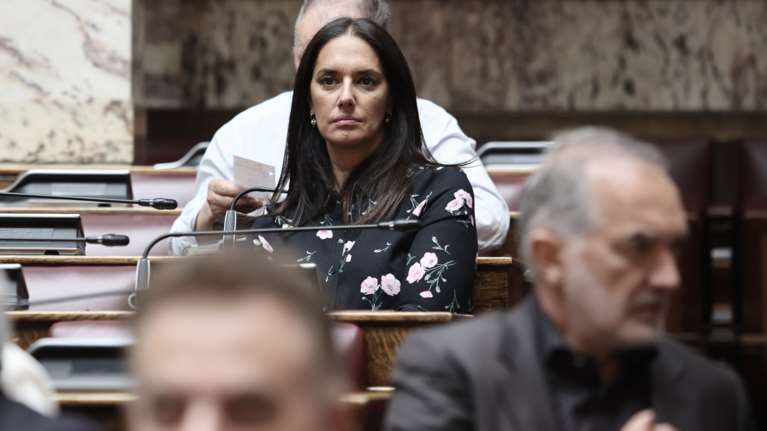 Λιποθύμησε η Νόνη Δούνια στη Βουλή - Πήγε ασθενοφόρο