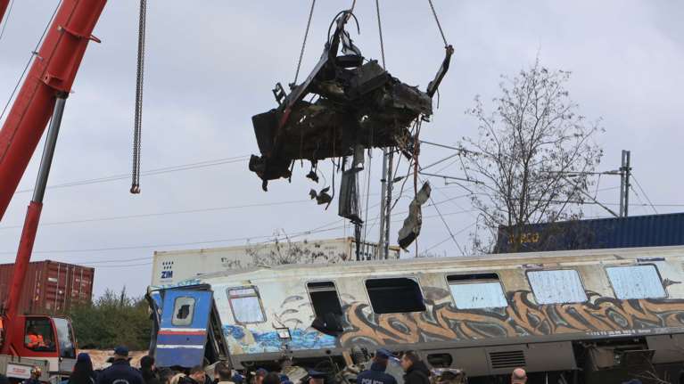 Τραγωδία στα Τέμπη: Ενός λεπτού σιγή στην Αλβανική Βουλή για τους νεκρούς στη φονική σύγκρουση των τρένων