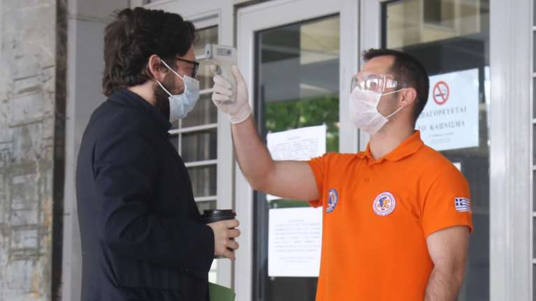 Υποχρεωτική η μάσκα από 4 Μαΐου: Πώς να τη φοράτε, πως να τη βγάζετε - Οι οδηγίες του ΕΟΔΥ