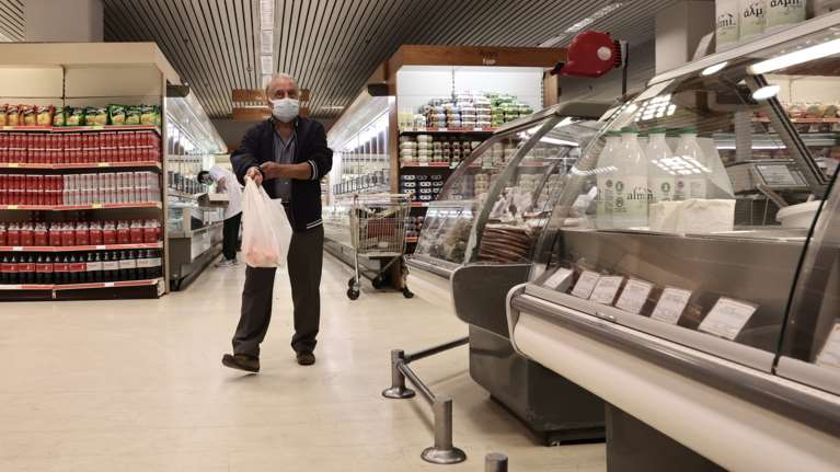 Τι ισχύει με τις μειώσεις τιμών: Τα… ψιλά γράμματα των σούπερ μάρκετ - Προσοχή στις ημερομηνίες λήξης