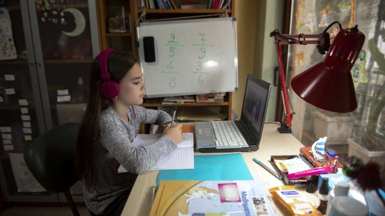 Τηλεκπαίδευση για περίπου 1,6 εκατ. μέλη σήμερα - "Διορθώθηκαν τα προβλήματα" λέει το υπ. Παιδείας