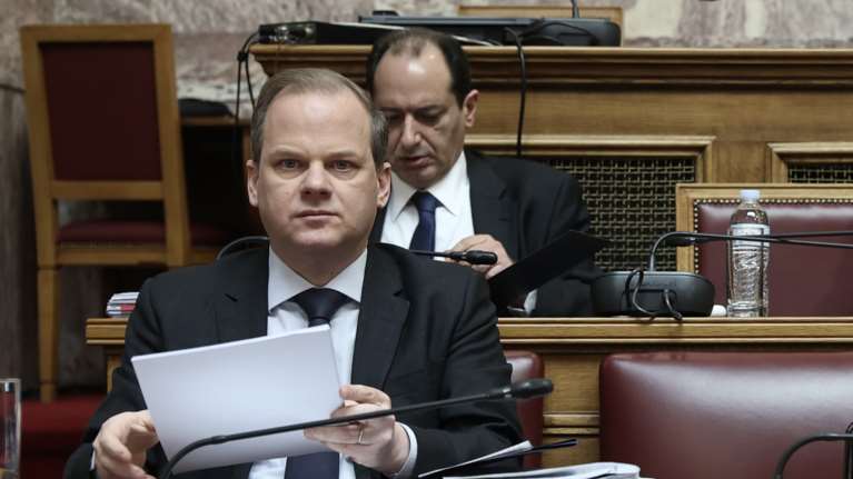 Βουλή: Δικογραφία κατά του πρώην υπουργού Κώστα Καραμανλή έπειτα από μήνυση επιζήσασας στα Τέμπη