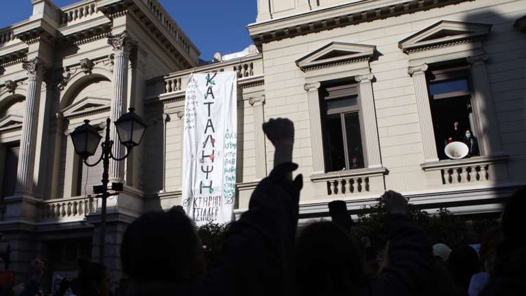 Γιατί η παραίτηση των καθηγητών του Εθνικού Θεάτρου δεν είναι &quot;εκ του ασφαλούς&quot;- Τι ισχύει με τις συμβάσεις