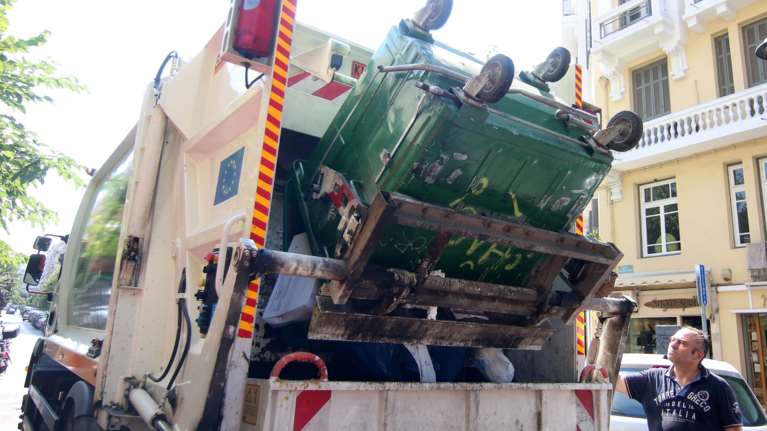Θεσσαλονίκη: Χτύπησαν στο κεφάλι οδηγό απορριμματοφόρου επειδή τους ενοχλούσε ο... θόρυβος