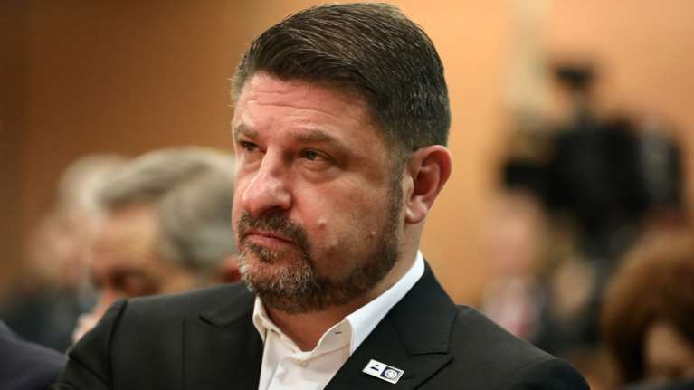 Ο Χαρδαλιάς ξήλωσε αφίσες του ΚΚΕ που είχαν μπει παράνομα σε Συγγρού και Βουλιαγμένης