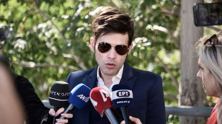 Δίκη Φουρθιώτη: Με νέα εμφάνιση ο παρουσιαστής - Αρνείται τις κατηγορίες για τις σκηνοθετημένες επιθέσεις [εικόνες]