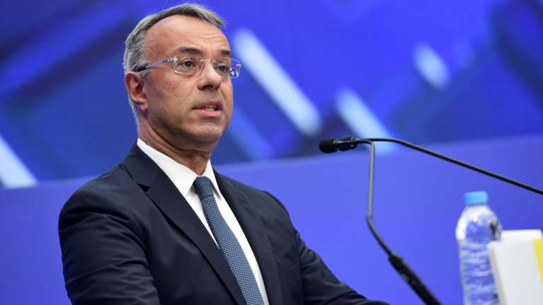 Μέλη του Ρουβίκωνα πέταξαν τρικάκια στο σπίτι του υπουργού Οικονομικών Χρήστου Σταϊκούρα