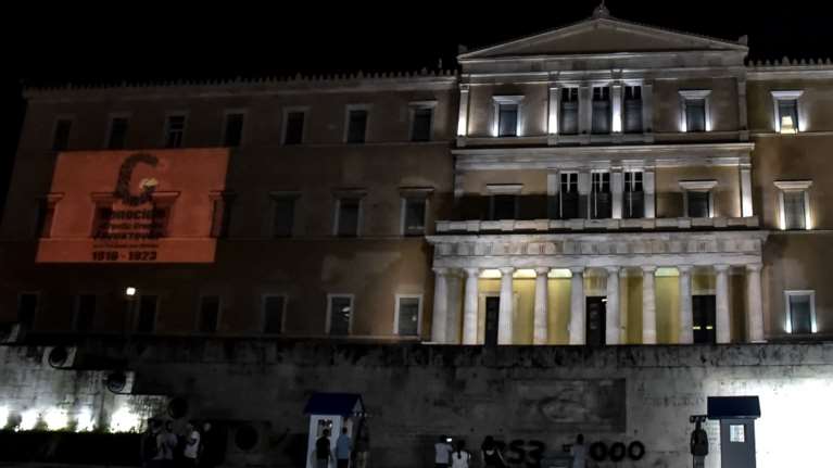 Φωταγωγήθηκε η Βουλή για τη Γενοκτονία των Ποντίων [εικόνες]