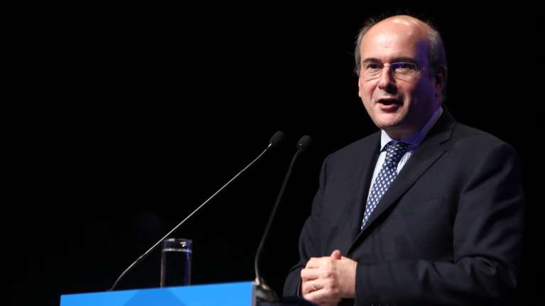 Χατζηδάκης: Μειώνεται στο μισό το τέλος επιτηδεύματος για όλους τους ελεύθερους επαγγελματίες