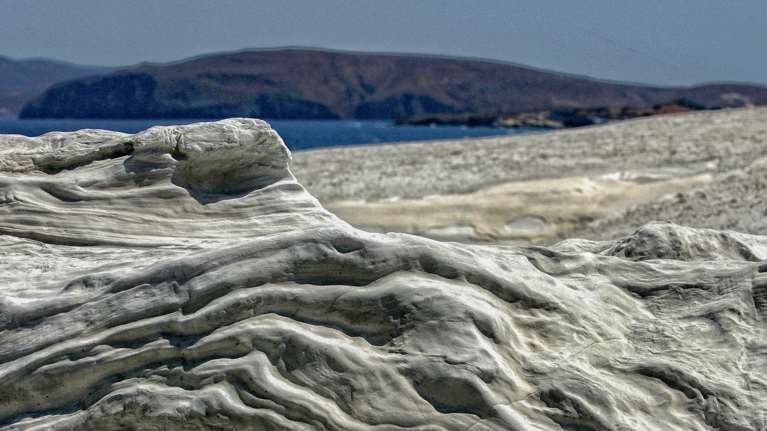 Η μάχη της Μήλου: Φρένο του υπουργείου σε Σαρακήνικο και Αχιβαδόλιμνη - Τελεσίγραφο από την εταιρεία του ξενοδοχείου