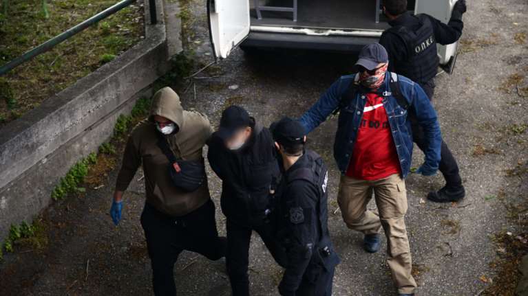 Στον Εισαγγελέα με μάσκες οι δύο συλληφθέντες για τη βόμβα στο σπίτι του Δημήτρη Σταμάτη [εικόνες]