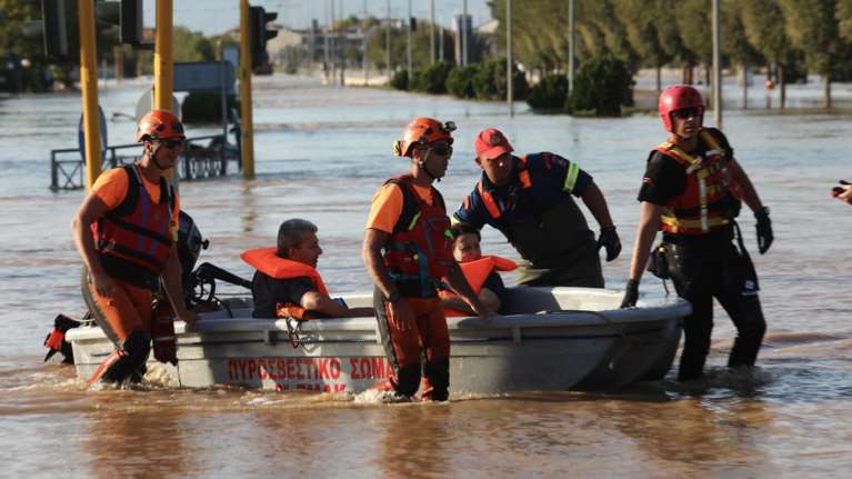 Λάρισα: Τάση υποχώρησης της στάθμης του νερού στον Πηνειού - Παραμένουν τα προβλήματα από την πλημμύρα