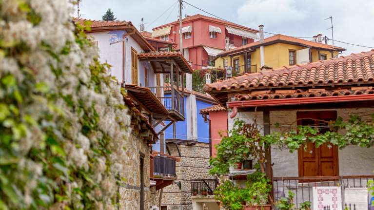 Αρναία: Το χρωματιστό χωριό της Χαλκιδικής - Φύση, λιθόστρωτα καλντερίμια, φημισμένα παραδοσιακά προϊόντα [εικόνες]