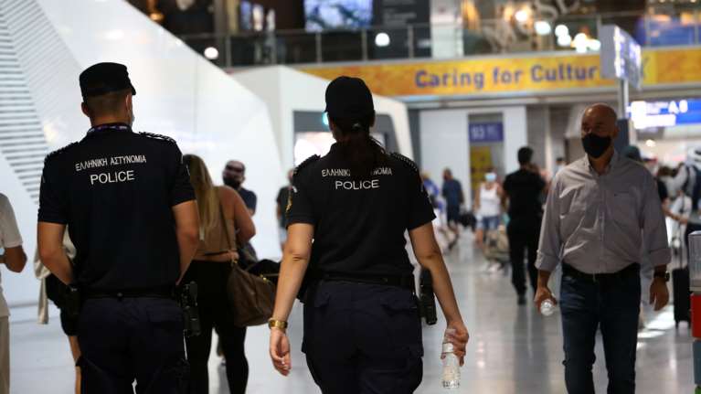 64χρονη Βιετναμέζα συνελήφθη για λαθρεμπόριο χρυσού στο &quot;Ελευθέριος Βενιζέλος&quot; - Μετέφερε τις ράβδους με...τρίκυκλα