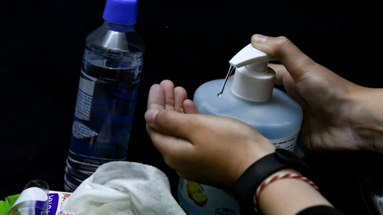 Κορονοϊός: Πώς να προστατευθούμε από δερματίτιδα λόγω του αντισηπτικού