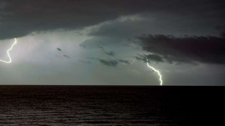 Meteo: Έρχεται ψυχρό μέτωπο με θυελλώδεις ανέμους και τοπικές βροχές