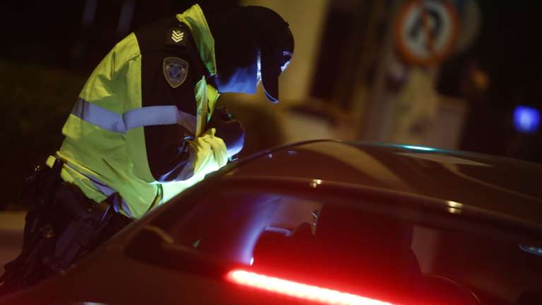 Χειροπέδες σε τρεις οδηγούς για &quot;κόντρες&quot; στην Παραλιακή - Έτρεχαν με πάνω από 140 χλμ