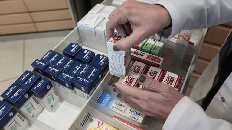 Σοβαρές ελλείψεις στα ράφια των φαρμακείων - &quot;Εξαφανίστηκαν&quot; αναλγητικά και παιδικές αντιβιώσεις [βίντεο]