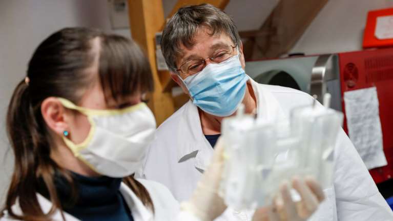 Εμβόλιο κορονοϊού: Όχι, δεν περιέχει... τσιπάκι - Αυτά είναι τα δέκα συστατικά του