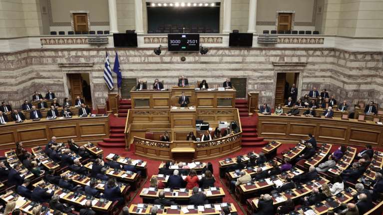 Βουλή: Όλα τα κόμματα υπερψήφισαν τα μέτρα στήριξης των συγγενών των θυμάτων στα Τέμπη - "Παρών" το ΚΚΕ