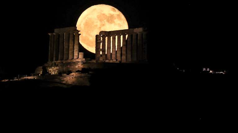 Πανσέληνος Ιουνίου 2025: Πότε θα δούμε το &quot;Φεγγάρι της Φράουλας&quot; στον ουρανό