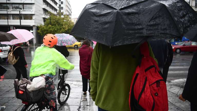 Καιρός: Με βροχές και χιονόνερο ξεκινά η εβδομάδα - Παραμένει χαμηλή η θερμοκρασία