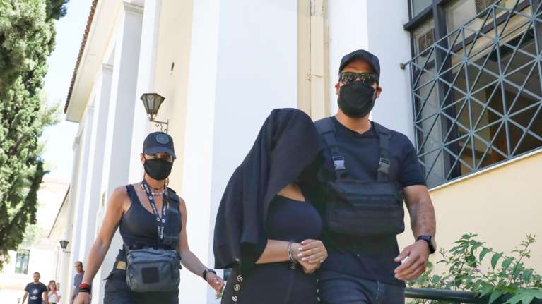 Επίθεση με βιτριόλι: Προφυλακίστηκε η 35χρονη - Δεν είπε λέξη στον ανακριτή